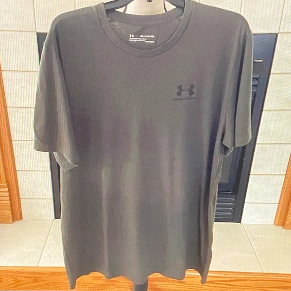 Under Armour Men's Charcoal Gray Tee